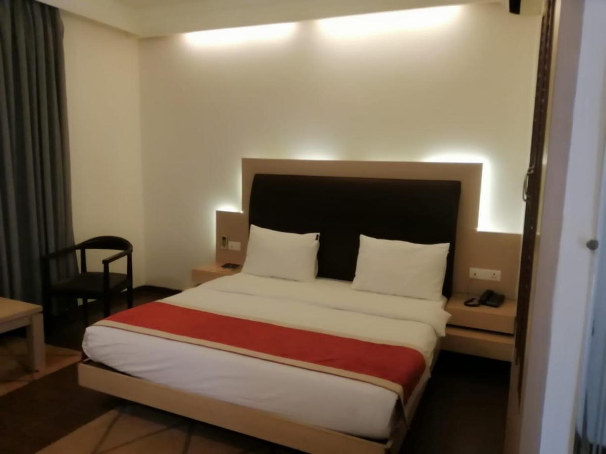 Kingston Resort Kanpur Bagian luar foto
