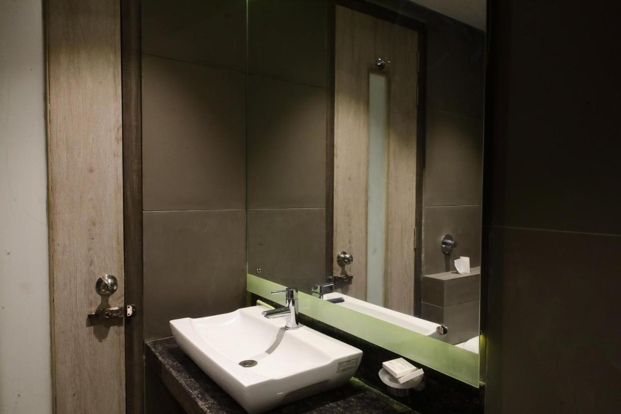 Kingston Resort Kanpur Bagian luar foto