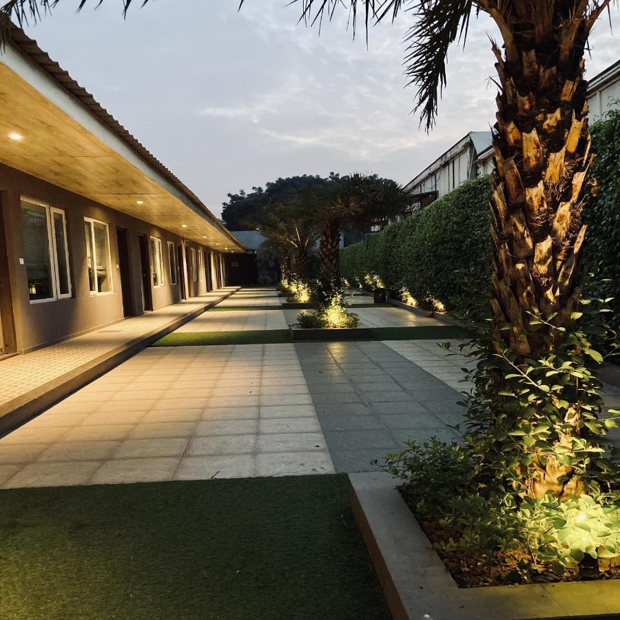 Kingston Resort Kanpur Bagian luar foto