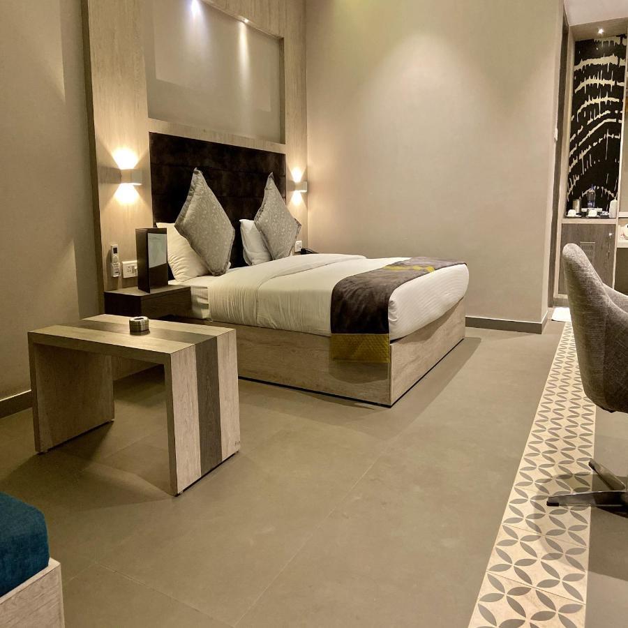 Kingston Resort Kanpur Bagian luar foto