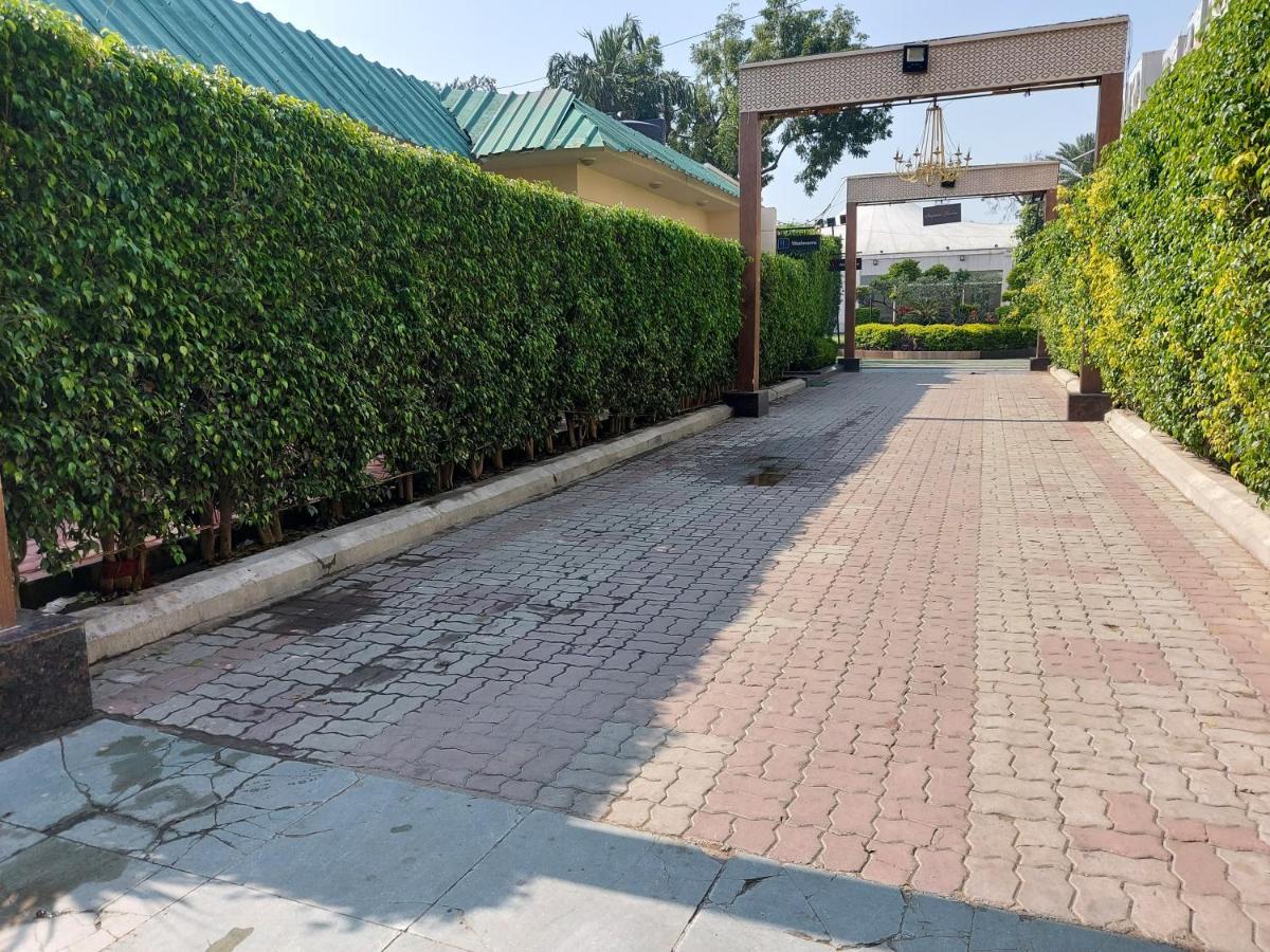 Kingston Resort Kanpur Bagian luar foto