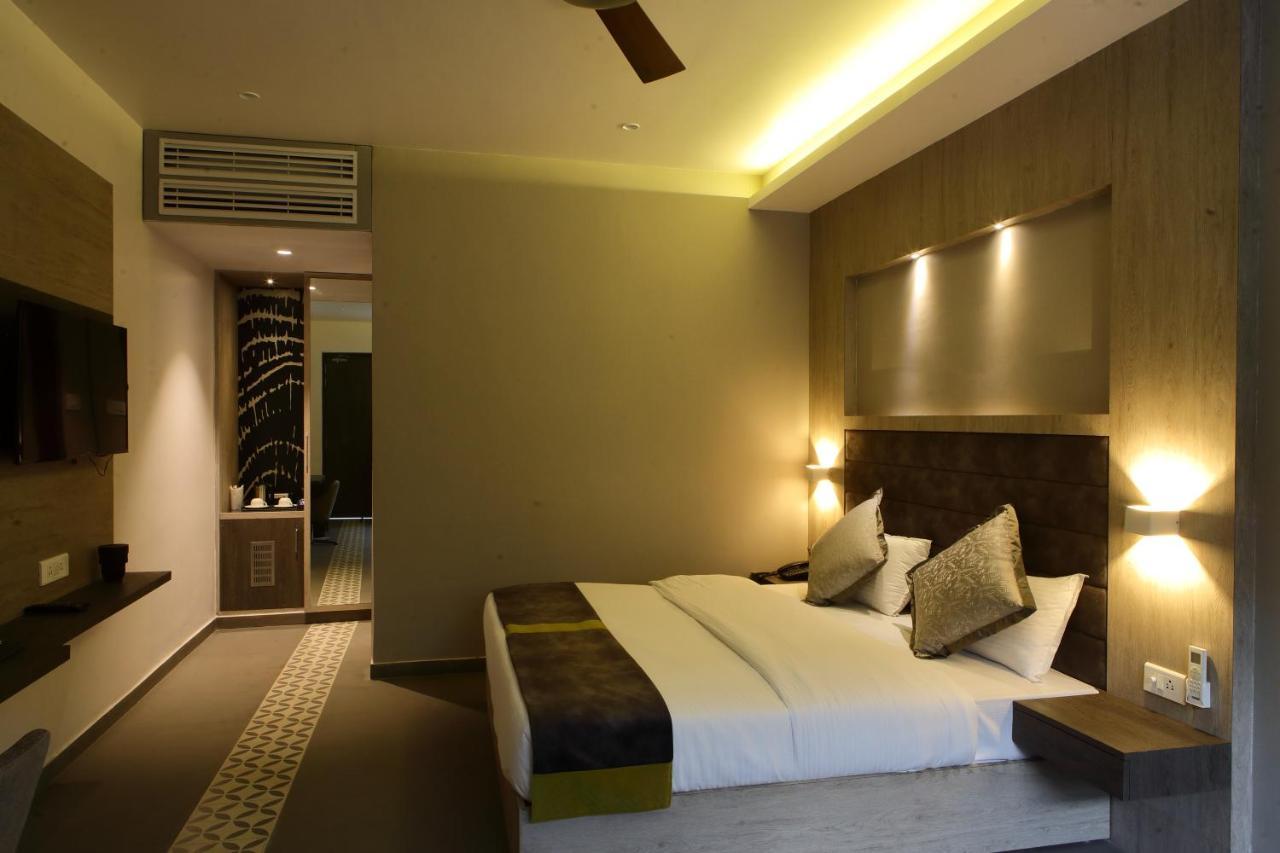 Kingston Resort Kanpur Bagian luar foto